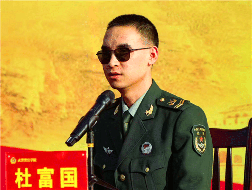 "排雷英雄"杜富国:失去双手和双眼,被授予一等功,现在怎么样了