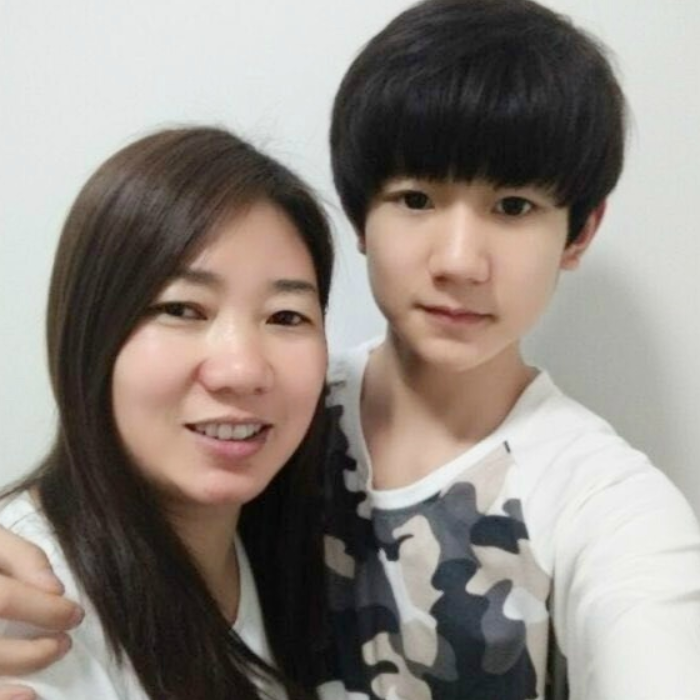 当红明星妈妈有多美?躲过了刘亦菲,逃过了吴亦凡,却被易烊千玺迷倒