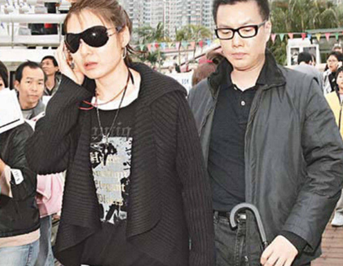 可惜,利承武的心一直都留恋于花丛之中,经常和不同女明星传出绯闻.