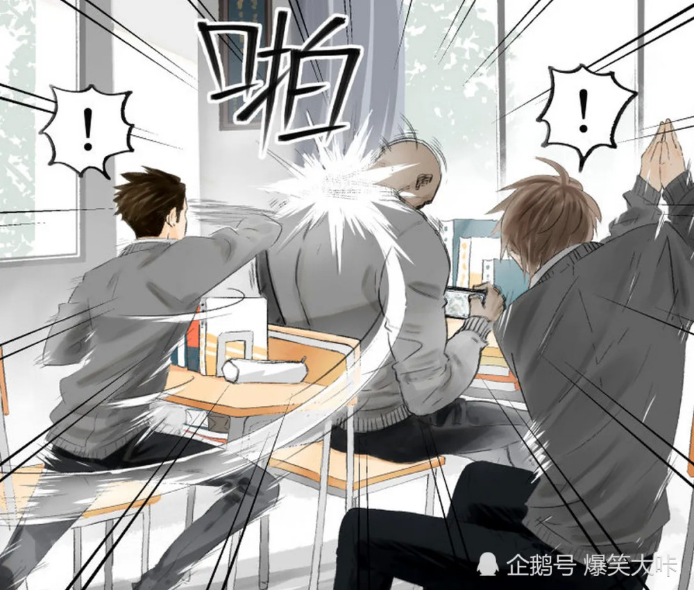 轻松一刻两个男生在课间嬉戏打闹惹恼了前排肌肉男会有什么下场呢