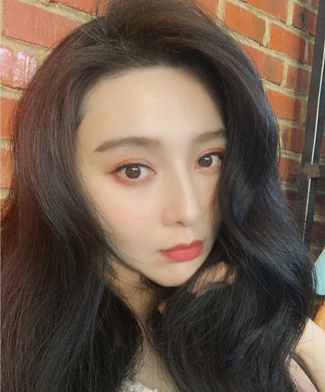 终于扬眉吐气!范冰冰首个大牌全球代言人被官宣,黑纱遮面太霸气