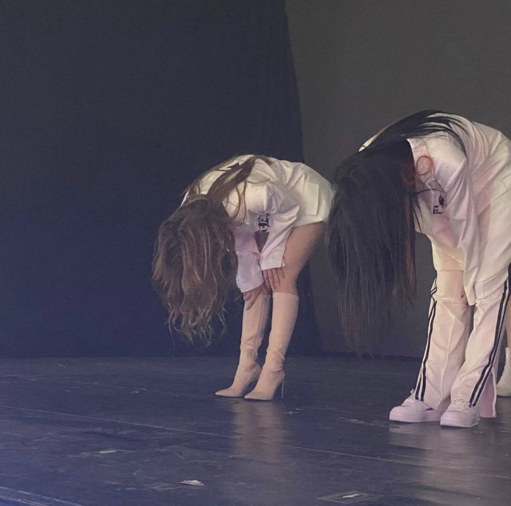 许杨玉琢巡演摔倒扭伤脚,裹上胶布继续跳,戴萌全程安慰超暖心_腾讯