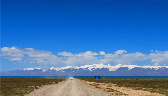 青藏高原上的咸水湖秘境深处的天空之湖周围河流都是雪山融水