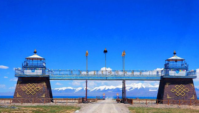 青藏高原上的咸水湖秘境深处的天空之湖周围河流都是雪山融水