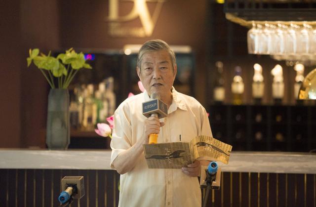 食指出生于1948年,因为他的母亲是在行军途中分娩的,便被取名为郭路生