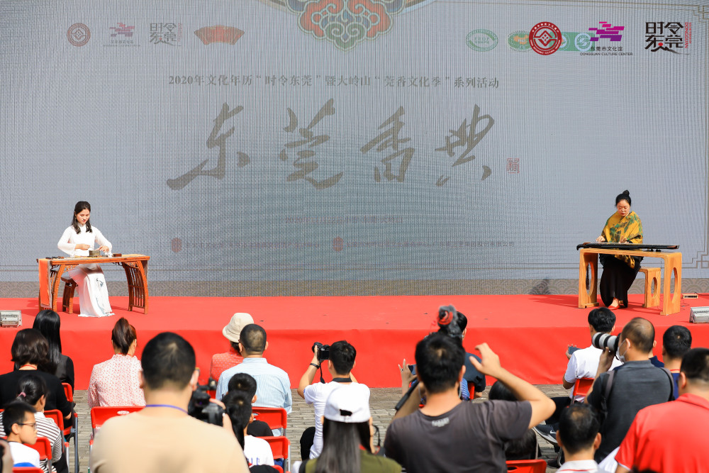 现场举行了2019年年度香王授牌仪式和"非遗在校园"合作签约仪式,为