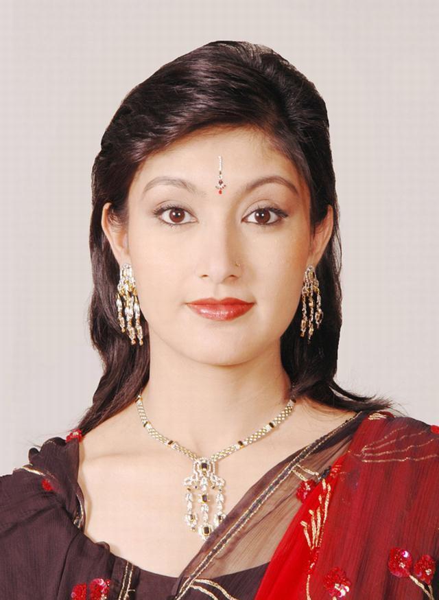 尼泊尔公主穿印花纱丽拎小包,名媛范十足,还继承妈妈惊人美貌