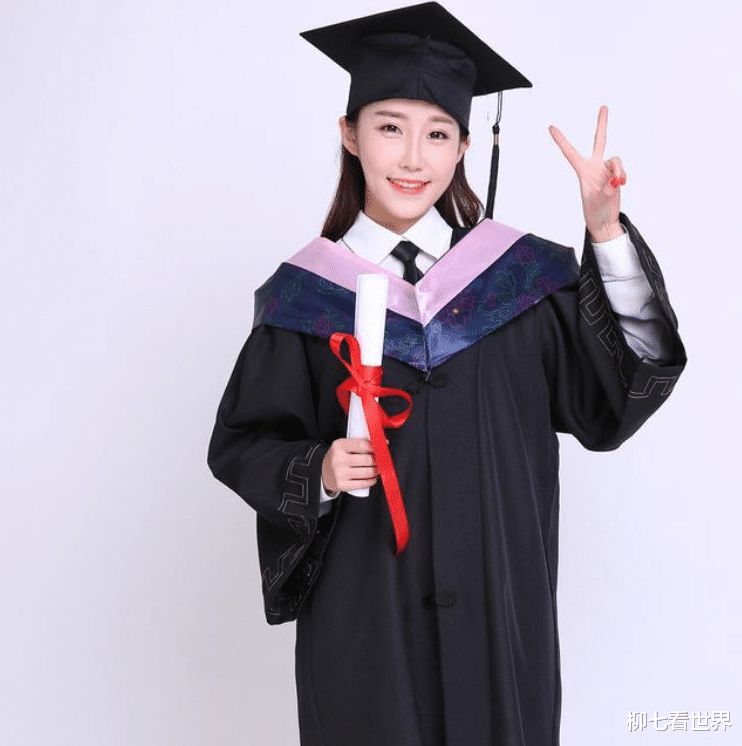 大专生穿"学士服"拍照引争议,他们不是大学生?看看大家的答案
