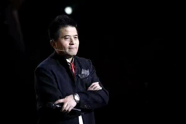 毕福剑近照显憔悴,不修篇幅邋遢,表情撞脸日本男星_腾讯新闻