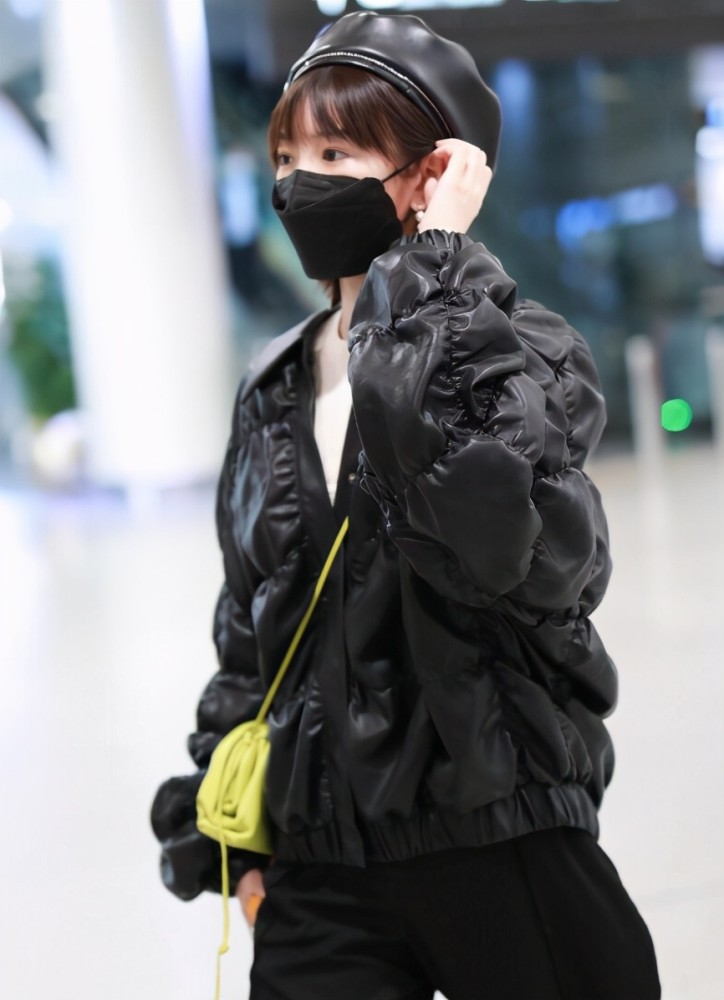 毛晓彤真洋气,穿黑色羽绒服内搭白t恤,随性舒适又时髦