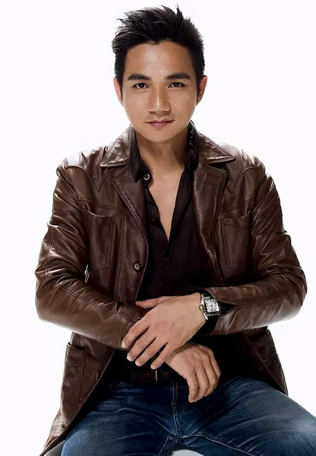 翁文成的扮演者是tvb的金牌绿叶骆达华,虽然说这个角色很可恨,但他演