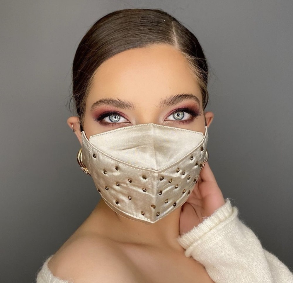 国外疫情这么严重时尚达人还是要戴这些花里胡哨的口罩