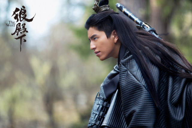 狼殿下导演发文夸赞肖战敬业吊威亚快吐了李沁不怕摔跤