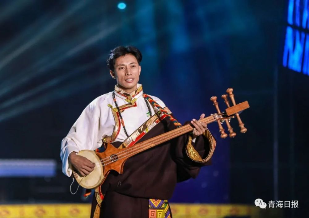 青报v视载歌载舞三省区扎木念弹唱之星相聚西宁