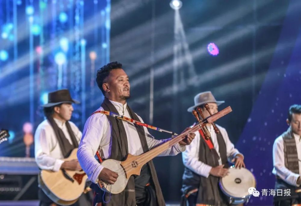 青报v视载歌载舞三省区扎木念弹唱之星相聚西宁