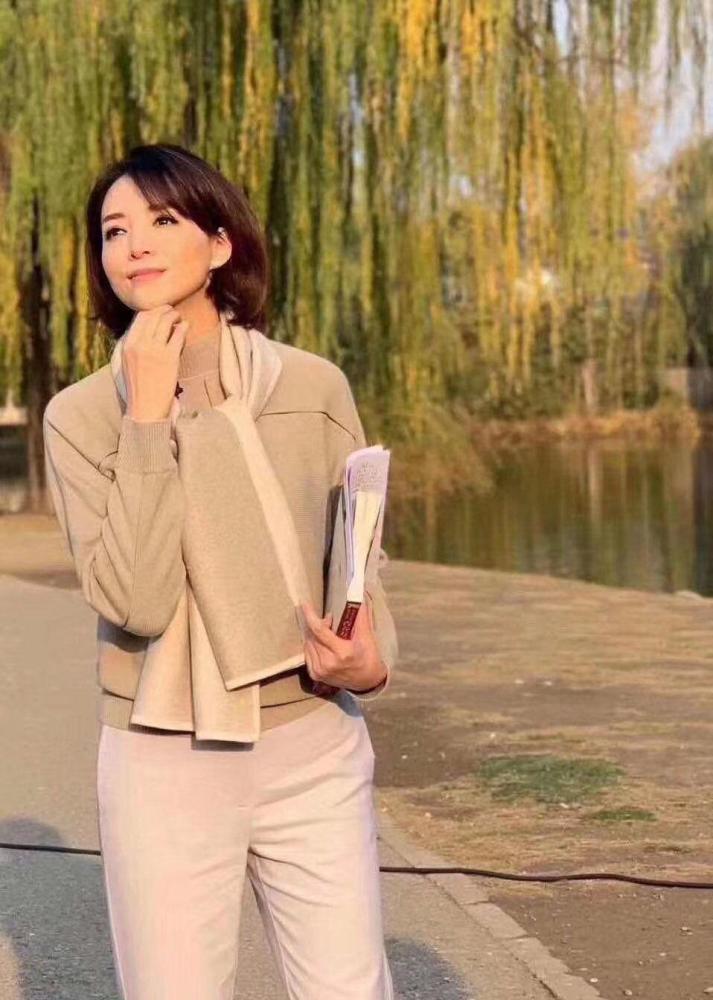 董卿在大家的认知下,就是那位温柔优雅的女人,下图照片中,董卿穿了一