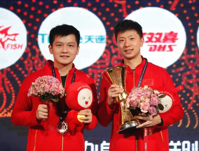 马龙扔球拍叉腰庆祝夺冠丁宁刘诗雯拍国乒全家福庆祝连夺4冠