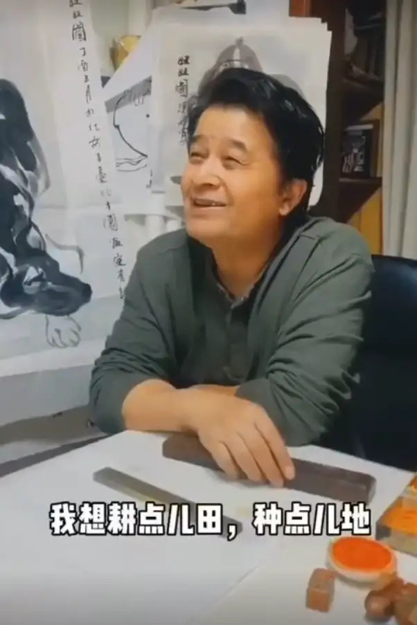 畢福劍和張漢中齊聚作畫,表情憔悴顯老態,坦言退休後想種地耕田