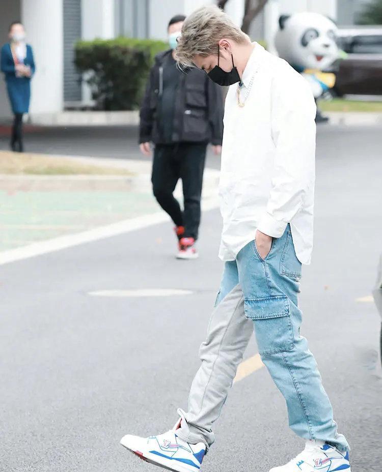 吴亦凡被抓拍,贴心挥手十分随和,银发配白衬衣牛仔裤帅气青春_腾讯