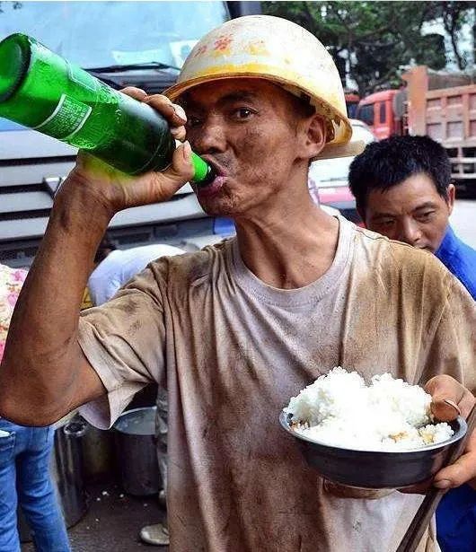 晒1500万余额看底层工人的震惊脸,这就是名媛的优越感?