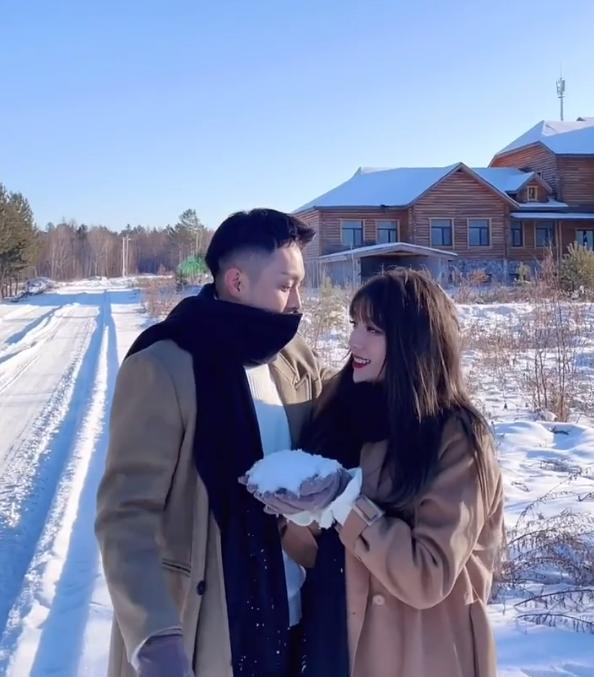 从小猪新女友的长相来看,她的五官颇为立体,有一种混血的感觉,初恋脸