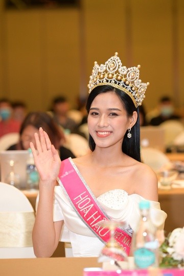 2020年越南小姐冠军揭晓,19岁农村女孩夺冠,为赚钱而参赛