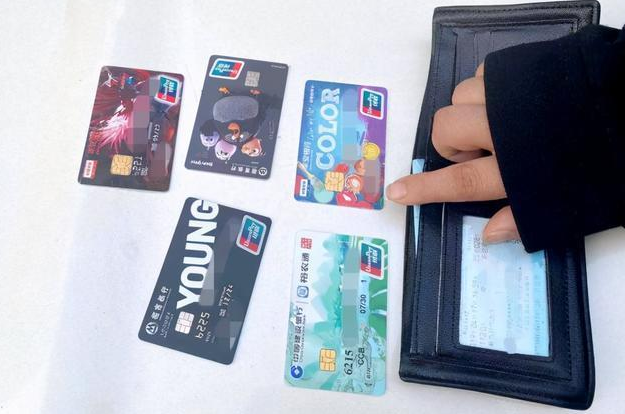 男子卖银行卡尝到甜头后,又想着找回密码,成功"截下"卡内50万