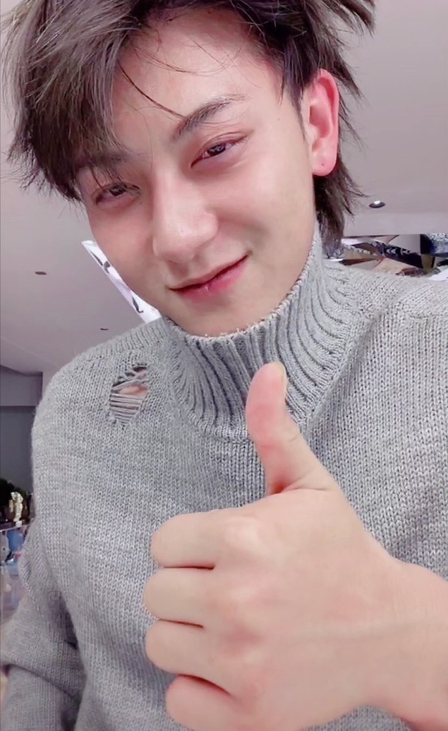 现在网友都在猜测黄子韬喜欢的疑似iu,因为黄子韬在ins也只关注了她一