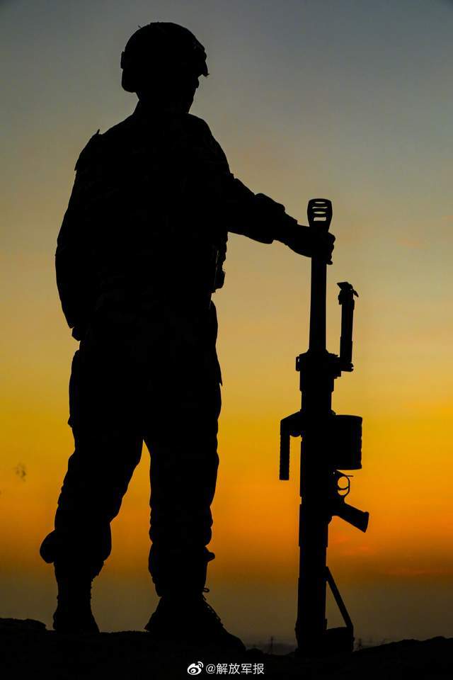 这组剪影定格特战队员的英姿