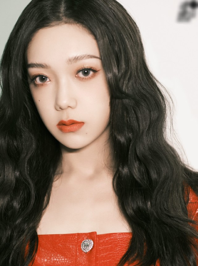 希林娜依高复古pu红装惊艳亮相台上优雅沉稳台下步伐却暴露真性情