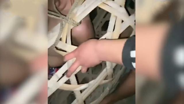 广东一男子疑因感情纠纷被浸猪笼当场痛哭求饶留点面子