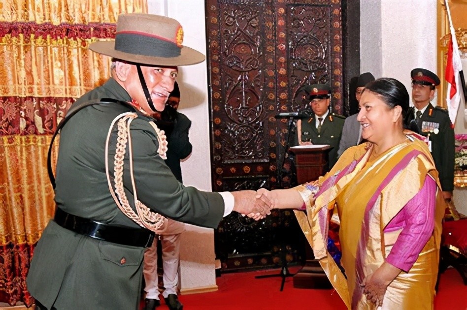 尼泊尔女总统授予印度陆军司令上将军衔,看得出两国军事关系密切