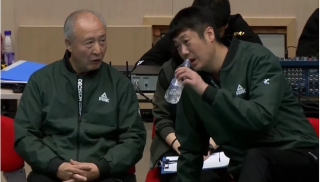 站在场边干着急,辽宁女排泰斗岳金库指导面对如此形势没有好的计策