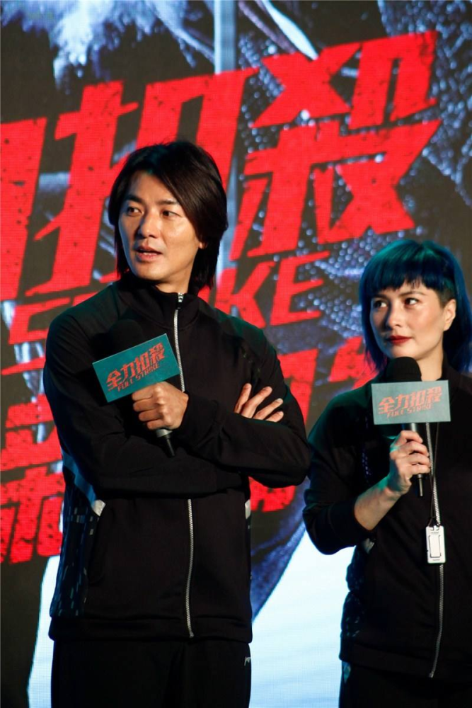 当然也捧红了不少演员,说起捧红的演员中,郑伊健是唯一一个王晶曾经用