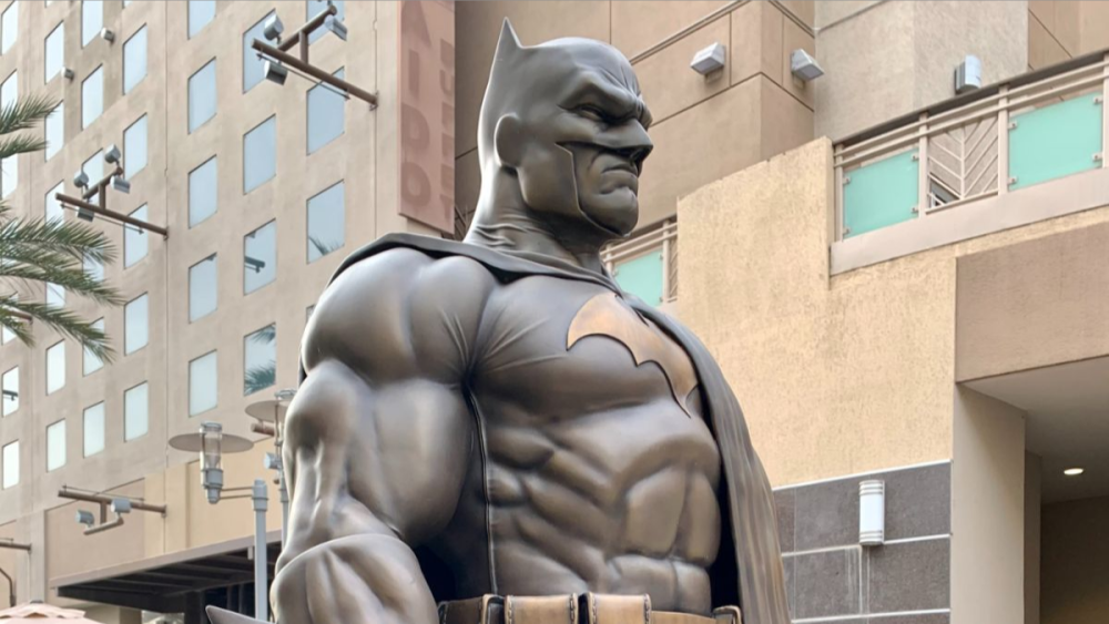 疫情下的美国 7英尺高的蝙蝠侠雕像找到了 自己的家 腾讯新闻