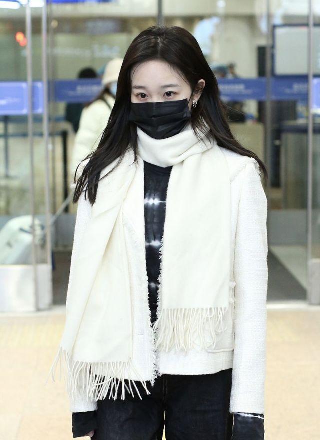 李子璇黑白look配长发温柔又可爱手缩进袖口注重保暖超级萌