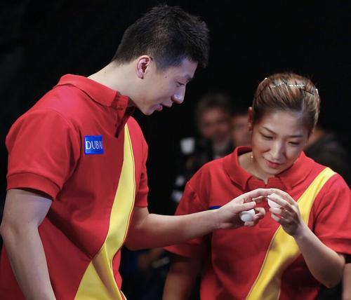 奥运冠军李晓霞祝贺马龙,樊振东:球迷们,你们都看球了吗?