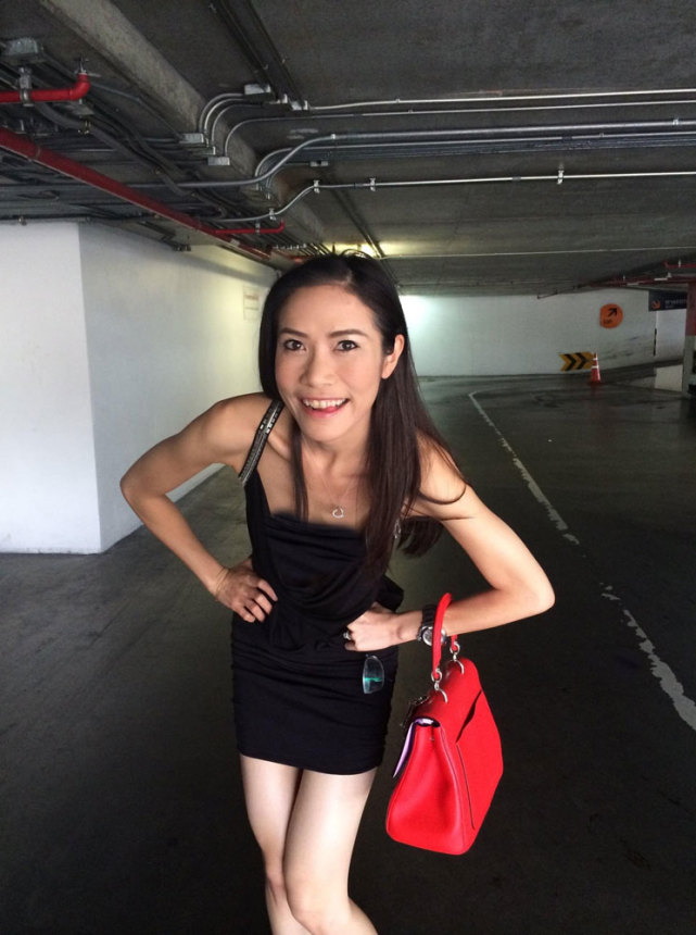 贵妃诗妮娜给泰王的私照遭泄露穿清凉背心裙不刮腋毛英记者怀疑王后所