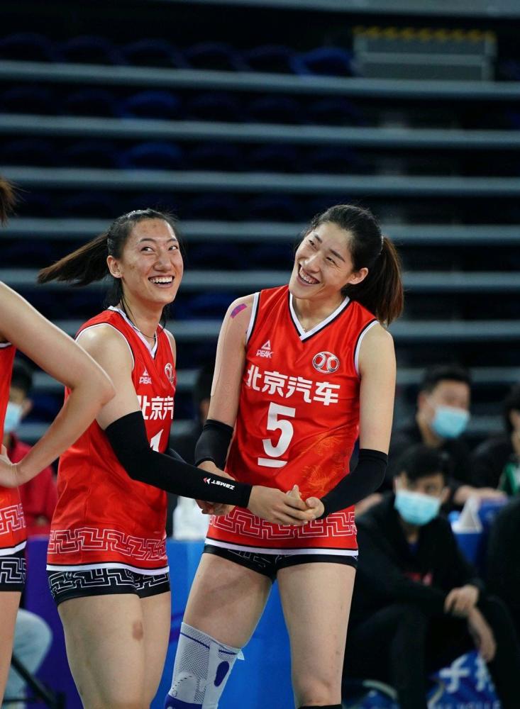 北汽女排再出奇阵,二传都去打副攻了,外援迪克森还不让上场吗_腾讯