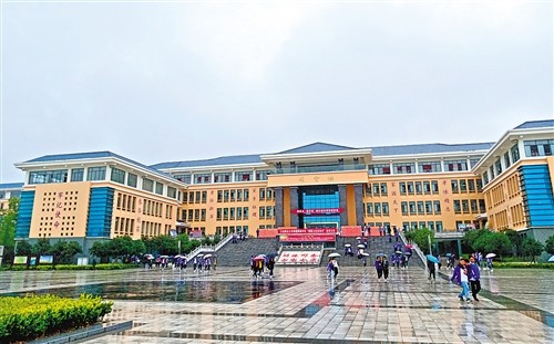 记者 黄俊毅青山巍峨,直插云霄,这里是乌蒙山腹地的云南昭通市镇雄县