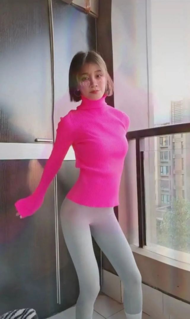 曹云金前妻32岁唐菀在家真放得开,穿健美裤健身,马蜂腰太惊艳