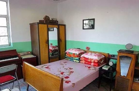 老照片八十年代的家里大多是这样的装修一看都是满满的回忆