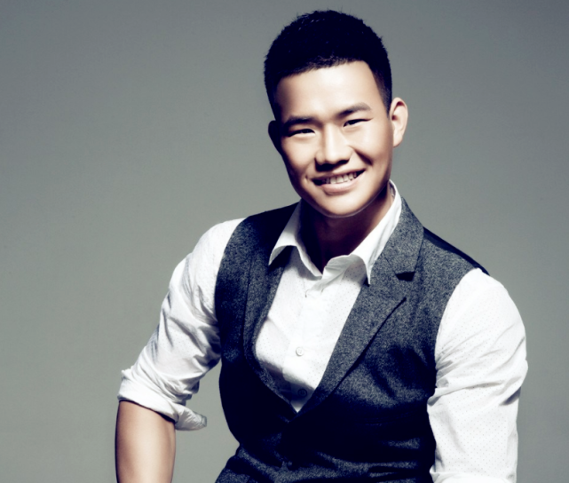 谢孟伟:演"嘎子哥"走红,娶张少华孙女为妻,如今落魄到靠直播为生