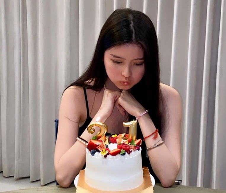 廖思惟迎21岁生日,名媛妈妈亲下厨犒劳,40亿千金独爱穷小子_腾讯新闻