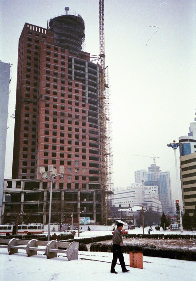 老照片1993年的辽宁鞍山雪后的火锅店里蒸汽腾腾