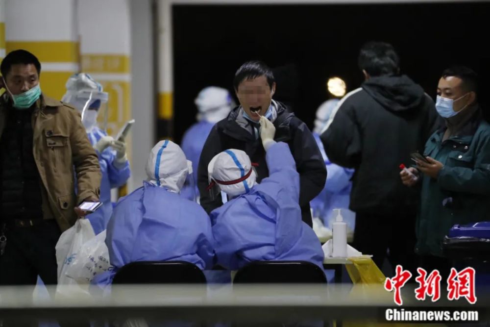 上海新增本地确诊2例浦东国际机场连夜组织集体核酸检测