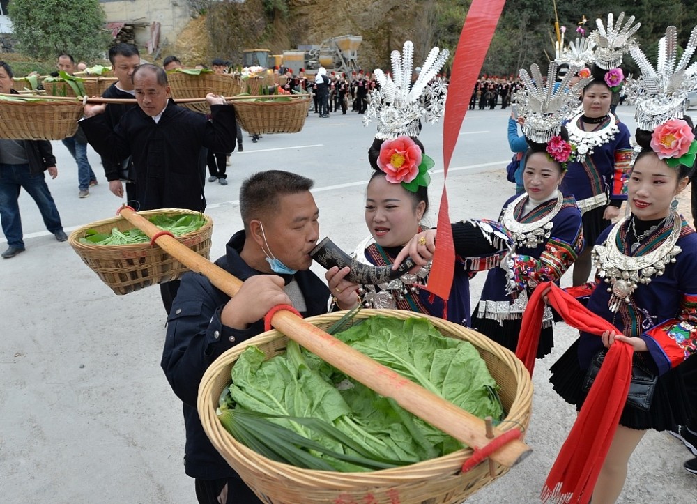 贵州黔东南:苗族"姑妈"喜气洋洋回娘家过苗年_腾讯新闻