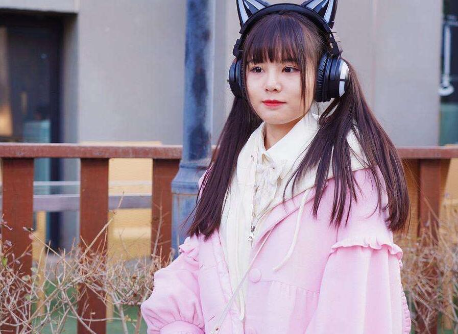 火线妹放下耳机后新造型瞬间变成路人脸网友完全认不出来了