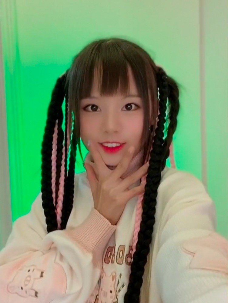 火线妹放下耳机后新造型瞬间变成路人脸网友完全认不出来了