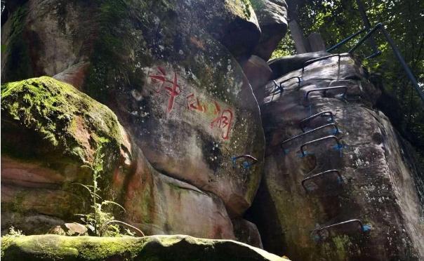 享有"川东小峨嵋"之称的圣灯山,悬崖峭壁雄伟壮观,你去过吗